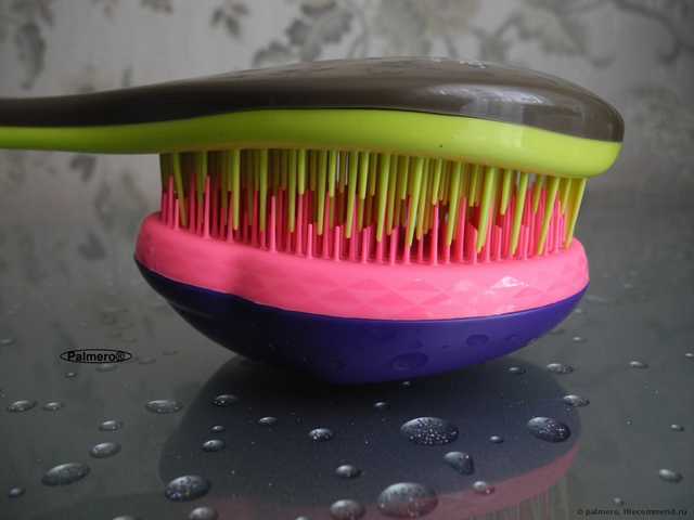 Macadamia No Tangle Brush взует любую чесалку;) В отзыве: а Вы знали, что в ней есть часики? Дискриминационная политика производителя. И, конечно же, бой-сравнение Макадамия со всеми известной Tangle Teezer :: Или тот случай, когда длина имеет значение;)