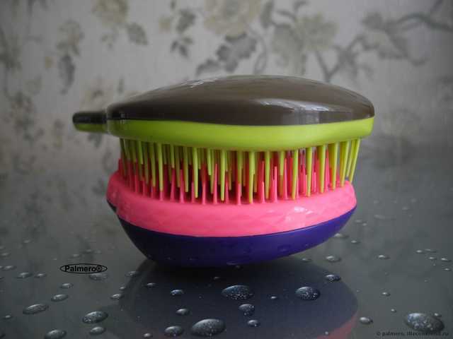 Macadamia No Tangle Brush взует любую чесалку;) В отзыве: а Вы знали, что в ней есть часики? Дискриминационная политика производителя. И, конечно же, бой-сравнение Макадамия со всеми известной Tangle Teezer :: Или тот случай, когда длина имеет значение;)